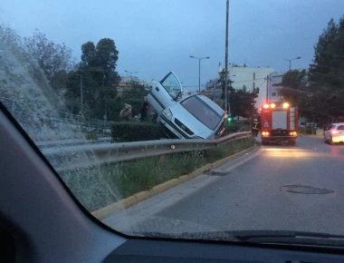 Αυτοκίνητο ξέφυγε από την πορεία του και κατέληξε στο διαχωριστικό διάζωμα στην Καποδιστρίου (φωτό)